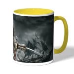 كوب قهوة بمقبض اصفر بتصميم أساسنز كريد