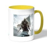 كوب قهوة بمقبض اصفر بتصميم أساسنز كريد الثورة الأمريكية