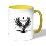 كوب قهوة بمقبض اصفر بتصميم أساسنز كريد الجناح الأسود