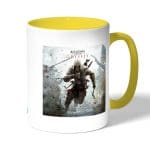 كوب قهوة بمقبض اصفر بتصميم أساسنز كريد وسط الحرب