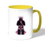 كوب قهوة بمقبض اصفر بتصميم أسرار مخيفه طوكيو الغول