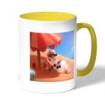 كوب قهوة بمقبض اصفر بتصميم اجازه أولاف