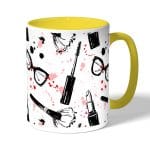 كوب قهوة بمقبض اصفر بتصميم ادوات المكياج والموضة