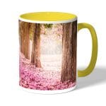 كوب قهوة بمقبض اصفر بتصميم اشجار الساكورا