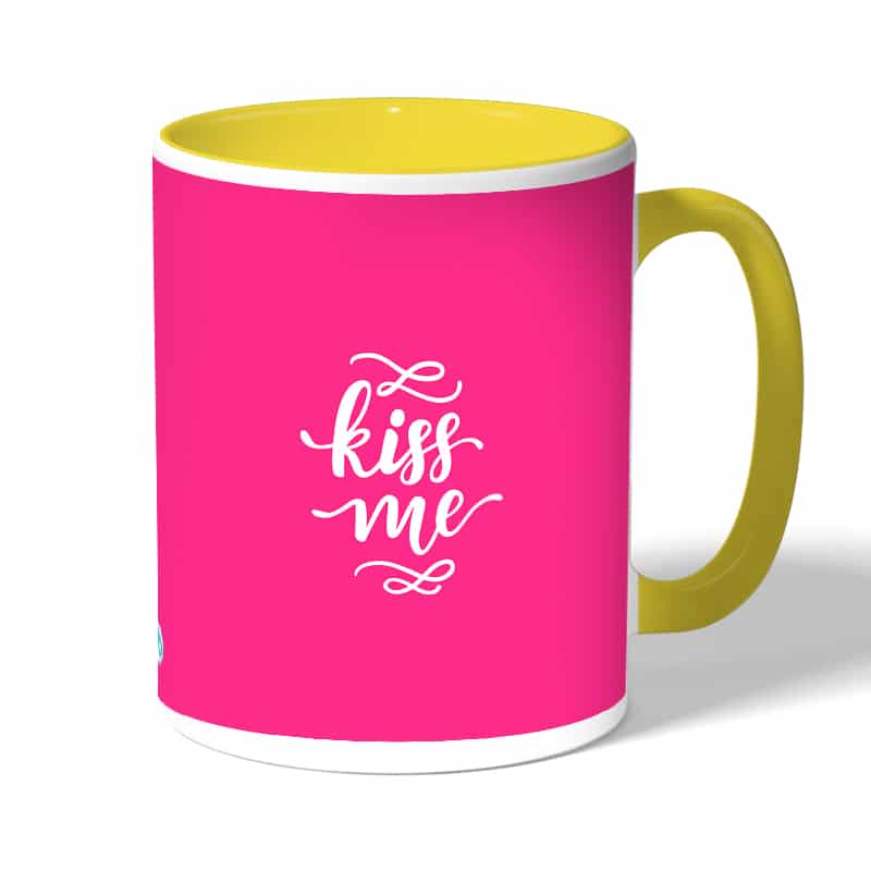 كوب قهوة بمقبض اصفر بتصميم اعطني قبلة كوب قهوة بمقبض اصفر بتصميم اعطني قبلة