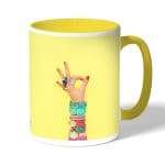 كوب قهوة بمقبض اصفر بتصميم اكسسوارات يد امرأة