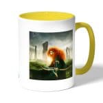 كوب قهوة بمقبض اصفر بتصميم الأميرة صاحبة القوس والسهم