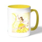 كوب قهوة بمقبض اصفر بتصميم الاميرة بيلا فيلم الجميلة والوحش