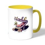 كوب قهوة بمقبض اصفر بتصميم التمساح والصوص