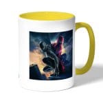 كوب قهوة بمقبض اصفر بتصميم الشر يسيطرعلى سبايدر مان