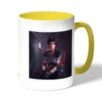 كوب قهوة بمقبض اصفر بتصميم الشرطيه جيل فالنتاين  رزدنت ايفل 3