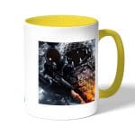 كوب قهوة بمقبض اصفر بتصميم القناص  باتلفيلد 1