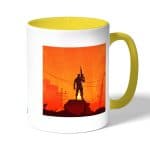 كوب قهوة بمقبض اصفر بتصميم المحارب فورت نايت