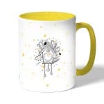 كوب قهوة بمقبض اصفر بتصميم النجوم والأحلام