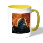 كوب قهوة بمقبض اصفر بتصميم النمسيس ريزدنت ايفل 3