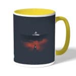 كوب قهوة بمقبض اصفر بتصميم ايرين ضد العمالقه هجوم العمالقة