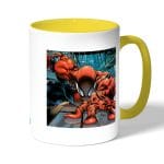 كوب قهوة بمقبض اصفر بتصميم تسلق الجدران سبايدر مان