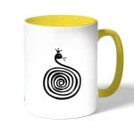 كوب قهوة بمقبض اصفر بتصميم ثعبان لطيف