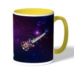 كوب قهوة بمقبض اصفر بتصميم جيتار ومفاتيح بيانو