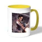 كوب قهوة بمقبض اصفر بتصميم جيل فالنتاين اطلاق النار رزدنت ايفل 3