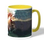 كوب قهوة بمقبض اصفر بتصميم حرب عملاقان هجوم العمالقة