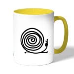 كوب قهوة بمقبض اصفر بتصميم حلزون