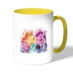 كوب قهوة بمقبض اصفر بتصميم حمار وحشي ملون