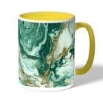 كوب قهوة بمقبض اصفر بتصميم ذهبي وأخضر