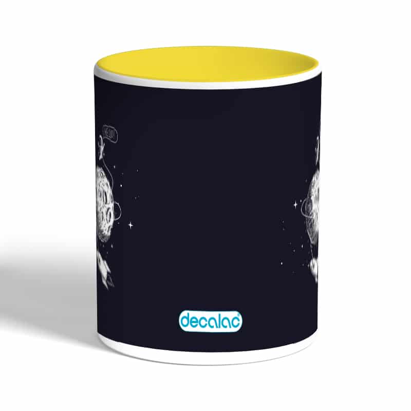 كوب-قهوة-بمقبض-اصفر-بتصميم-رائد-فضاء-1