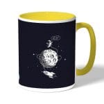 كوب قهوة بمقبض اصفر بتصميم رائد فضاء