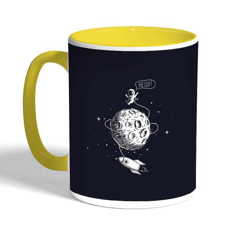 كوب-قهوة-بمقبض-اصفر-بتصميم-رائد-فضاء-2
