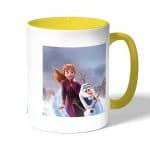 كوب قهوة بمقبض اصفر بتصميم رحلة مائية آنا أولاف