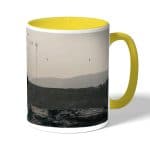 كوب قهوة بمقبض اصفر بتصميم رحلة مع الجسر الطفل ديث ستراندنغ