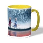 كوب قهوة بمقبض اصفر بتصميم رحله الاصدقاء