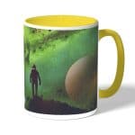 كوب قهوة بمقبض اصفر بتصميم رحله الى الفضاء