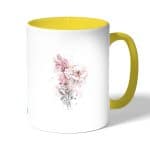 كوب قهوة بمقبض اصفر بتصميم رسمه ورده