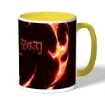 كوب قهوة بمقبض اصفر بتصميم رقصة الهينوكامي غاكورا