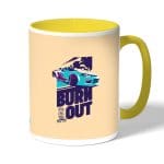 كوب قهوة بمقبض اصفر بتصميم سيارة سباق