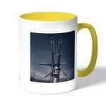 كوب قهوة بمقبض اصفر بتصميم سيف فضي أفعواني من ذا ويتشر 3 وايلد هانت