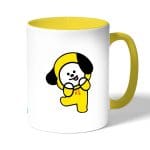 كوب قهوة بمقبض اصفر بتصميم شخصيه شيمي BT21