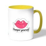 كوب قهوة بمقبض اصفر بتصميم شفاه جذابه