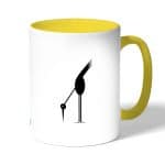 كوب قهوة بمقبض اصفر بتصميم طائر أسود