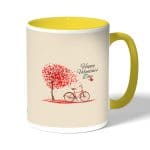 كوب قهوة بمقبض اصفر بتصميم عيد حب سعيد