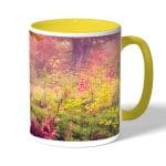 كوب قهوة بمقبض اصفر بتصميم غابه ورود