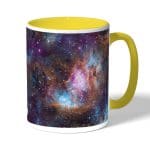 كوب قهوة بمقبض اصفر بتصميم فضاء بنفسجي