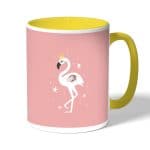 كوب قهوة بمقبض اصفر بتصميم فلامنجو بتاج