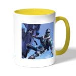 كوب قهوة بمقبض اصفر بتصميم فورت نايت تسلق جبل جليدي