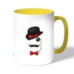 كوب قهوة بمقبض اصفر بتصميم قبعة وشوارب