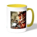 كوب قهوة بمقبض اصفر بتصميم قتال مع عملاق هجوم العمالقة