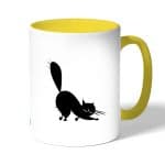 كوب قهوة بمقبض اصفر بتصميم قط اسود